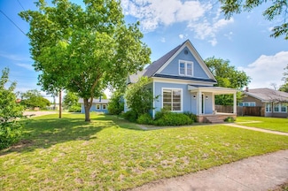 810 N 6th St, Ballinger, TX 76821
