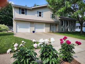 7122 Mockingbird Ln, Middleton, WI 53562