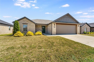 516 Brooke St, Tontitown, AR 72762