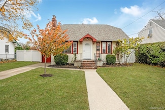 51 Castleton Ct, Oceanside, NY 11572