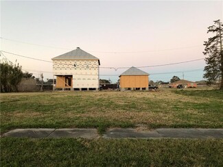 309 Chinchilla Dr, Arabi, LA 70032