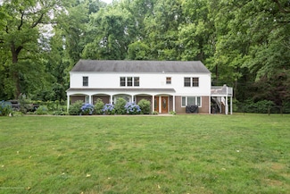 1 Thompson Dr, Leonardo, NJ 07737