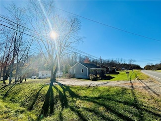 1699 W Pine St, Mount Airy, NC 27030