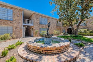2101 Fountain View Dr Unit 4, Houston, TX 77057