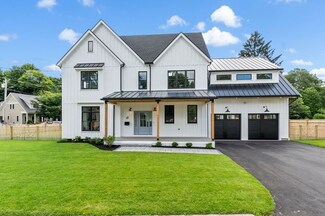 41 Moulton St, Newburyport, MA 01950