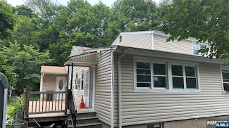 69 Riverside Dr, Oakland, NJ 07436