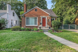 1070 Hampton Rd, Grosse Pointe Woods, MI 48236