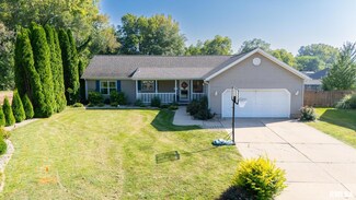 1709 Columbus Dr, Pekin, IL 61554
