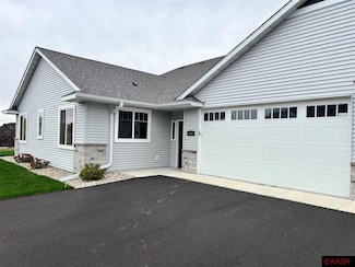3112 3112 Bassett Dr, Mankato, MN 56001