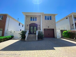 338 Amber St, Staten Island, NY 10306