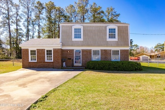 907 Oxford Dr, Morehead City, NC 28557