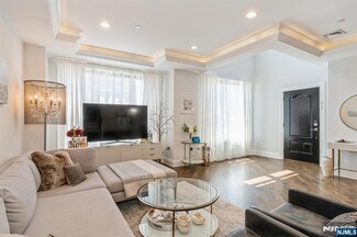 8 Marquis Ct, Edgewater, NJ 07020