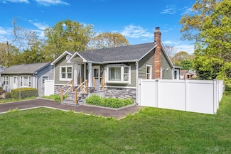 73 S Evergreen Dr, Selden, NY 11784