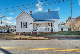 7 Smith St, Ware Shoals, SC 29692