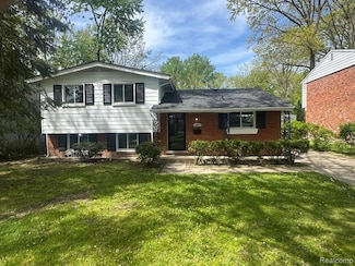 29807 Spring Hill Dr, Southfield, MI 48076