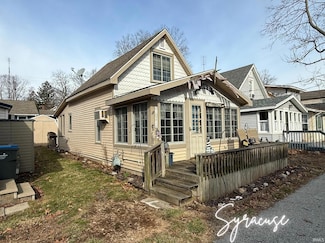 1021 S Oaks St, Syracuse, IN 46567