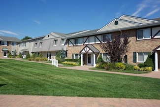 55 Broadway Cir Unit 55, Holbrook, NY 11741