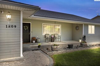 1809 W 2nd St, Grandview, WA 98930