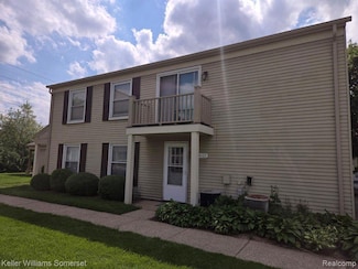 3021 Maplewood Ct, Lake Orion, MI 48360