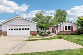 208 Dartcrest Dr, Hendersonville, NC 28792