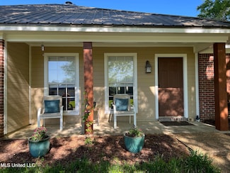 648 Southern Oaks Dr, Florence, MS 39073