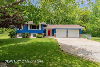 1825 E Chippewa River Rd, Midland, MI 48640