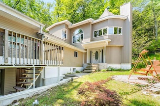 133 W Hemlock Dr, Greentown, PA 18426