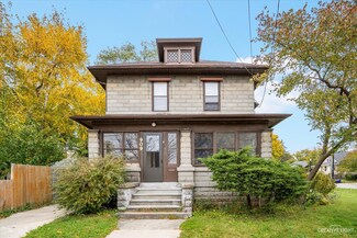 909 Prospect St, Elgin, IL 60120