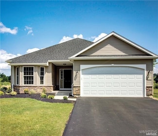 78 Lincolnshire Dr, Lockport, NY 14094