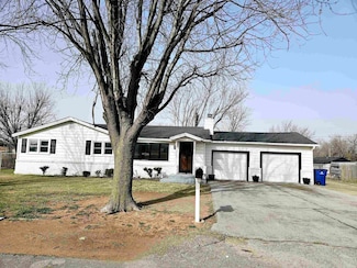 908 S Main St, Hennessey, OK 73742