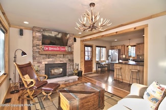 5187 Woodland Ave, Pocono Pines, PA 18350