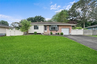 12 Donna Ln, ComMacK, NY 11725
