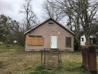 2499 Buchanan St, Beaumont, TX 77703
