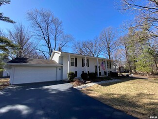 6109 N Wickwood Rd, Peoria, IL 61614