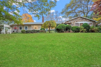 28 Elm St, Woodbury, NY 11797