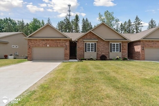 3113 Harbor Pointe Cir, Fenton, MI 48430