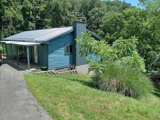127 N Dakota Ave, Mount Hope, WV 25880