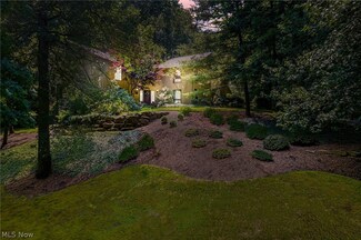 25 Martingale Ct, Chagrin Falls, OH 44022