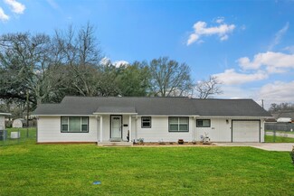 214 N 5th St, Highlands, TX 77562