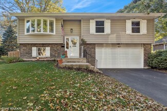 907 Scott St, Algonquin, IL 60102