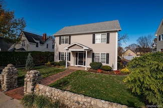 17 Fairview St, Huntington, NY 11743