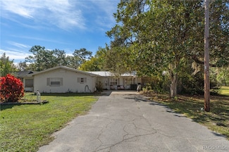 8372 E Lake Bradley Rd, Floral City, FL 34436