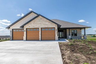 136 Jack Oak Dr, Cascade, IA 52033