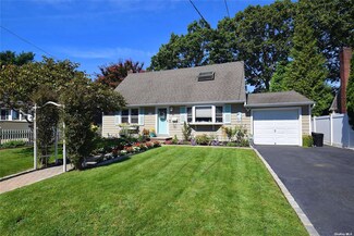 22 Lenox St, Lindenhurst, NY 11757