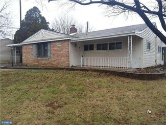 57 Shadetree Ln, Levittown, PA 19055