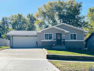 4404 Cherrywood Ln, Sioux City, IA 51106