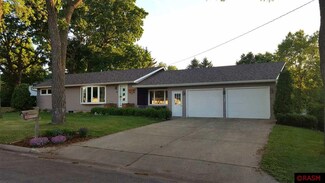 80 N Maple Ave, Le Center, MN 56057