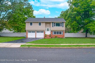 5 Crystal Ct, Middletown, NJ 07748