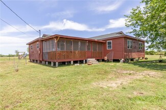5169 Mike Poe Dr, Bedias, TX 77831
