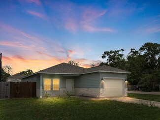 2921 4th St, Bay City, TX 77414
